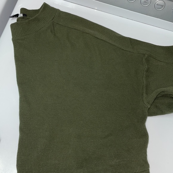 Forever 21 cropped long sleeve. Size M - Picture 5 of 5